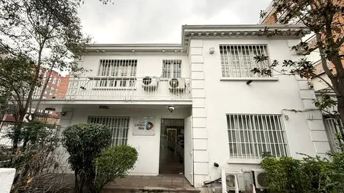 La entrada del centro, con el logo de Grupo Clínico Más junto a la puerta.